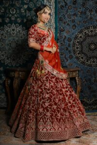 dulhan standing in red saree