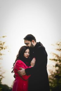 couple kissing pose for photography